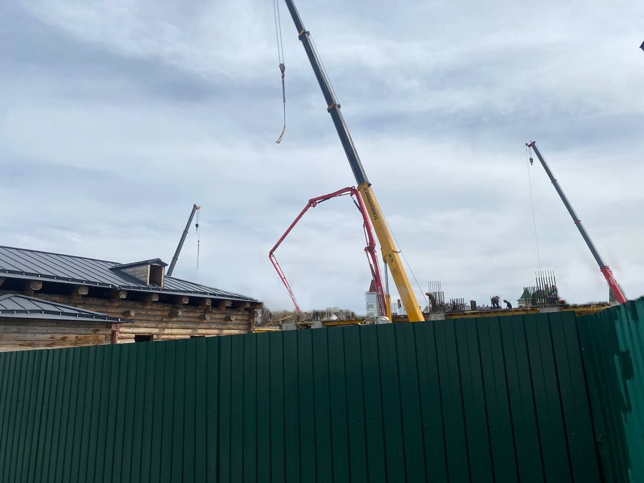 Заливка бетона в опалубку с арматурным каркасом, фото 1