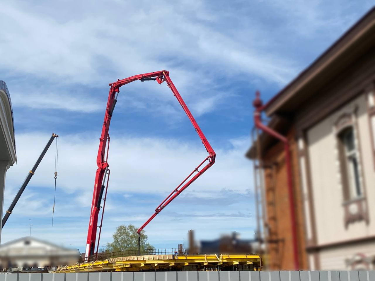 Заливка бетона в опалубку с арматурным каркасом, фото 2